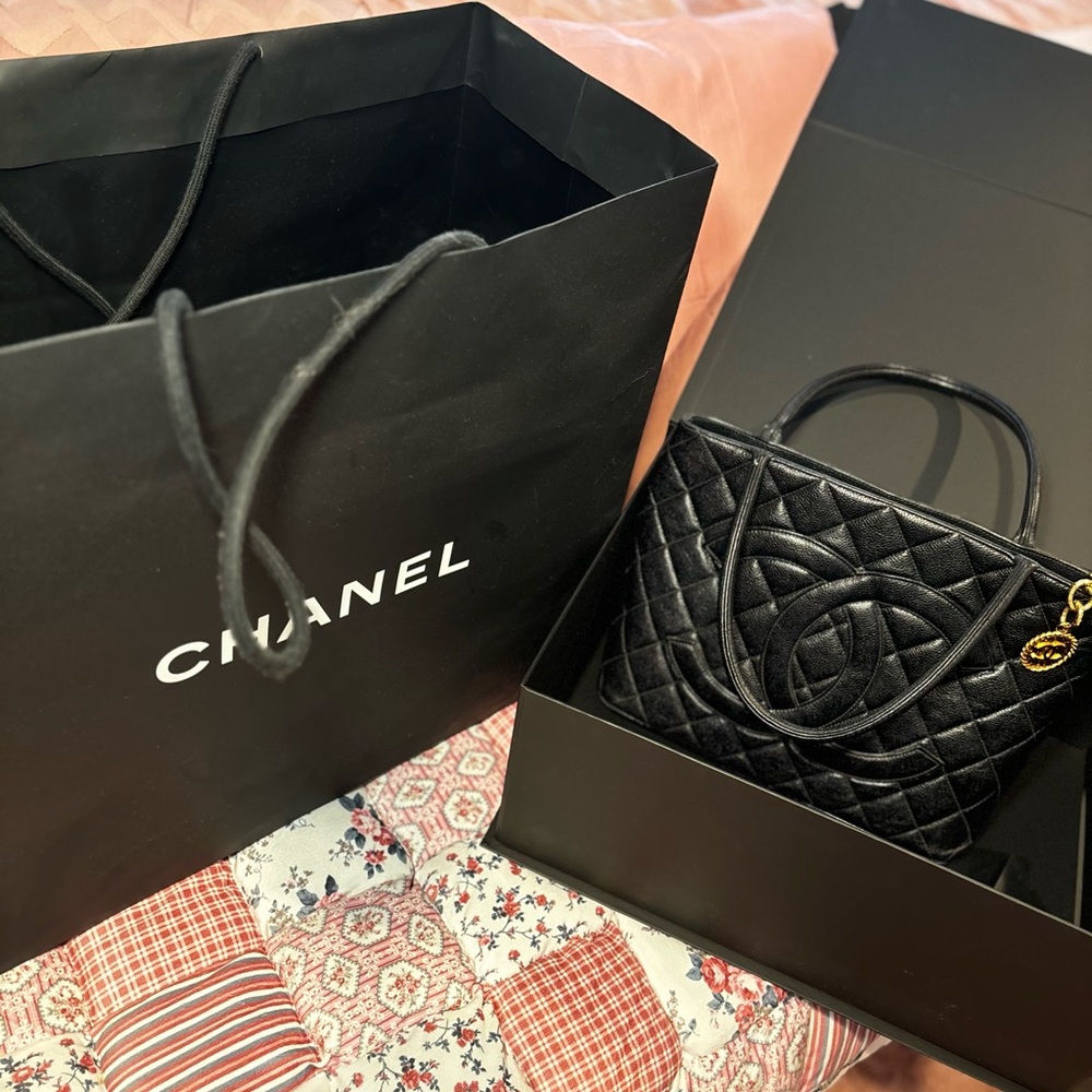 Chanel Black Caviar Shoulder Bag 
Complete